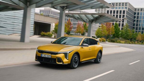 Kia reforça aposta em elétricos, mas manterá carros a combustão em sua estratégia global
