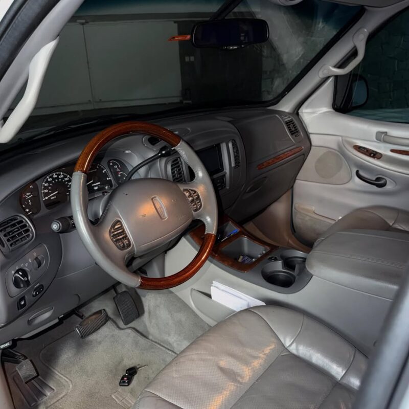 O "carro favorito" de Gugu: João Augusto mostra Lincoln Navigator 2000 conservado