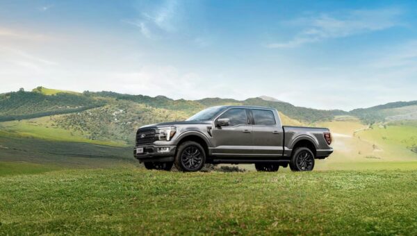 Review Ford F-150 Lariat Black: picape com alma e preço de Mustang