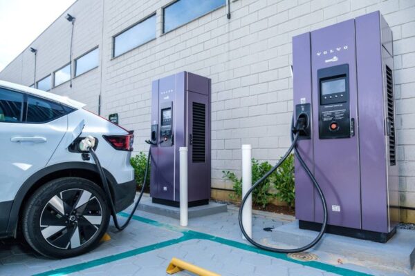 Volvo acaba com recarga gratuita e passa a cobrar até R$ 2,90 por kWh em eletropostos