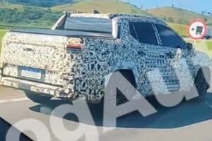 Picape Toyota Corolla Cross híbrida é flagrada em testes no Brasil