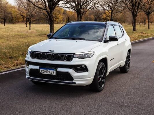 Jeep Compass 2027 estreia com novo sistema híbrido leve