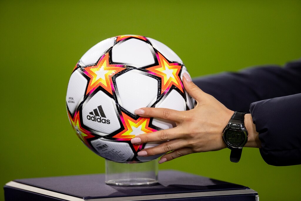 Bola da Champions LEague sendo colocada no pedestal para inicio do jogo