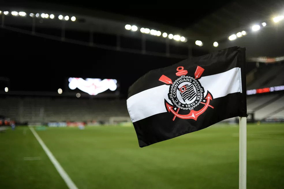 Bandeira de escanteio com o escudo do Corinthians no estádio Neo Química Arena