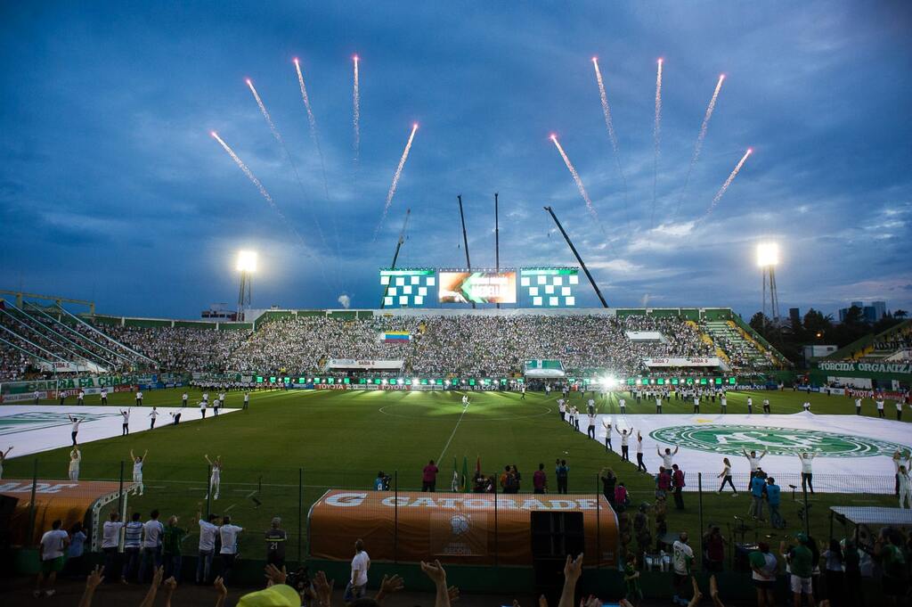 Estádio do clube Chapecoense em uma cerimonia de celebração com fogos de artifício