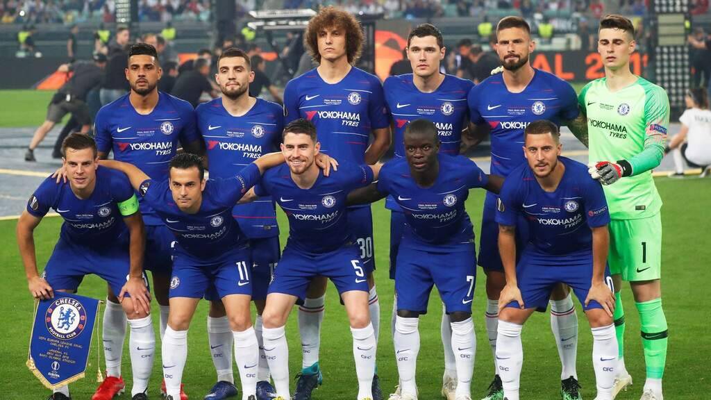 Jogadores do Chelsea, vestindo uniforme azul-escuro enfileirados antes do início da partida.