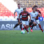 Jogadores do Flamengo e Atletico Mineiro na disputa de uma partida pelo Brasileirão série A