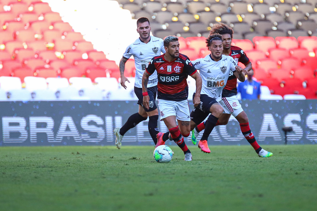Jogadores do Flamengo e Atletico Mineiro na disputa de uma partida pelo Brasileirão série A