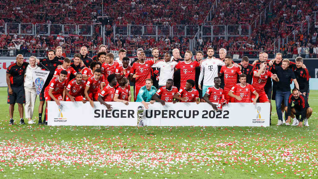 time do Bayern de Munique na foto do título da Supercopa da Alemanha