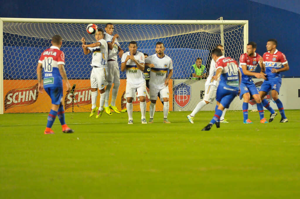 Jogador do Bahia cobrando uma falta em um jogo do campeonato baiano