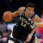 Giannis Antetokounmpo em ação pelo Milwaukee Bucks