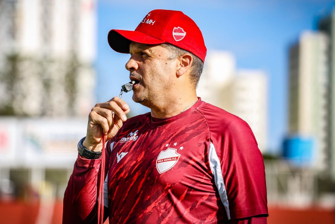 Claudinei Oliveira comandando treino do Vila Nova