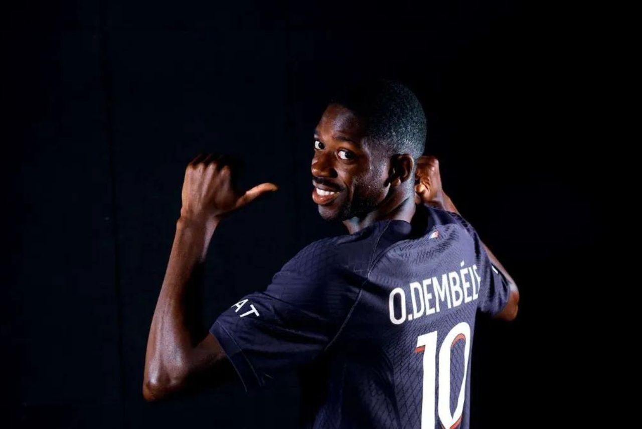Dembele pousa com a camisa 10 do PSG