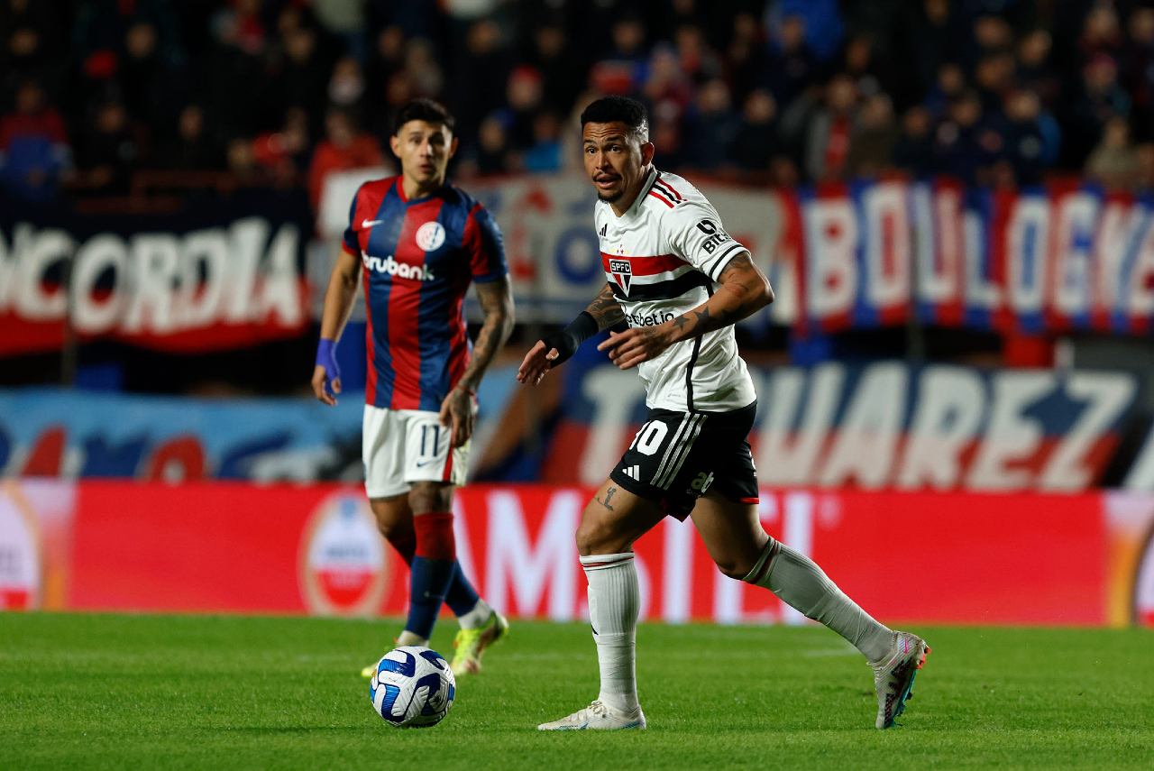 Luciano com a bola dominada durante jogo entre São Paulo e San Lorenzo
