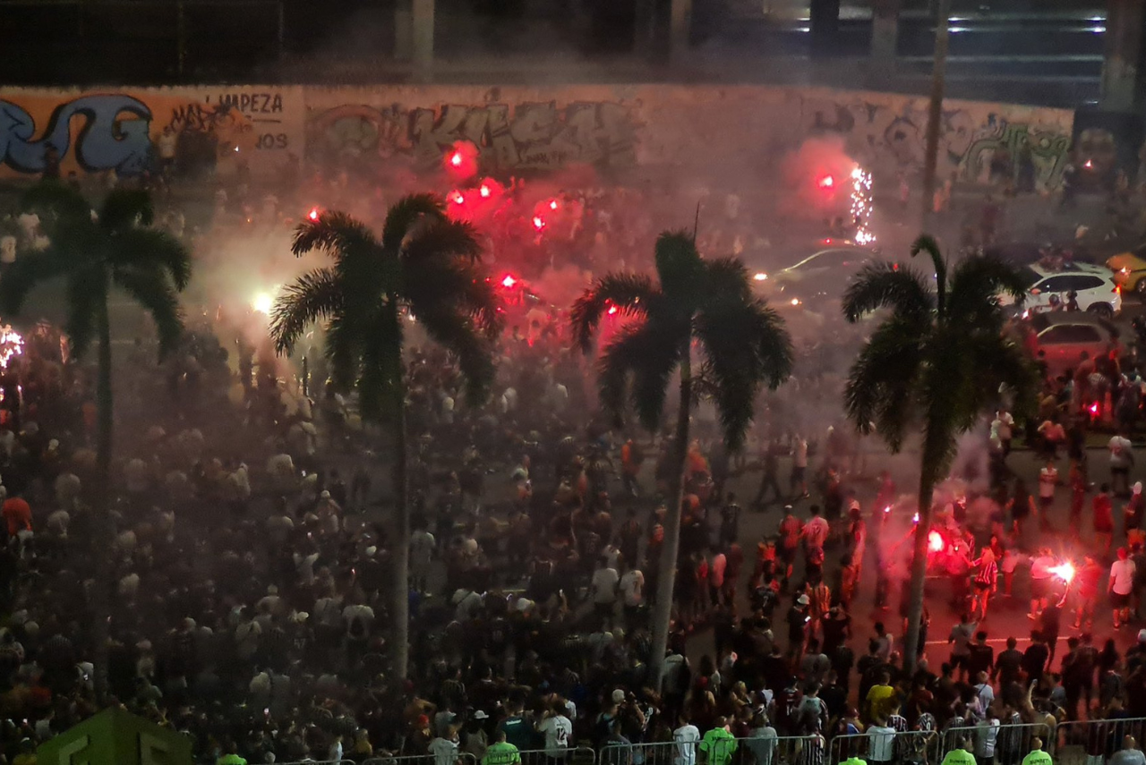 Torcedores do Fluminense entraram em confronto com Polícia Militar antes de partida contra Olimpia (Foto: Twitter/Marcello Neves/ge)