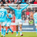 City sofre, mas vence Sheffield United (2-1) e é líder isolado do Inglês