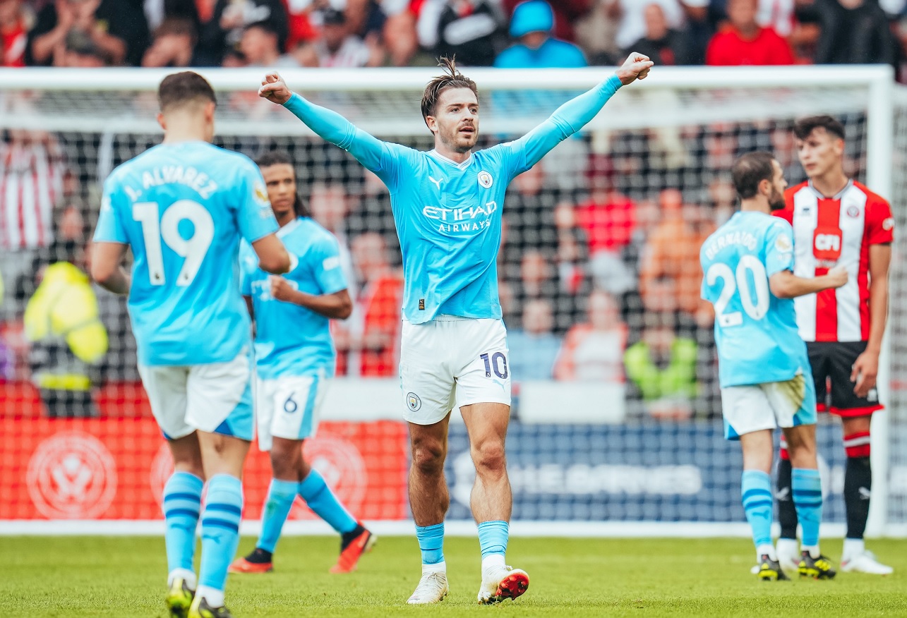 City sofre, mas vence Sheffield United (2-1) e é líder isolado do Inglês