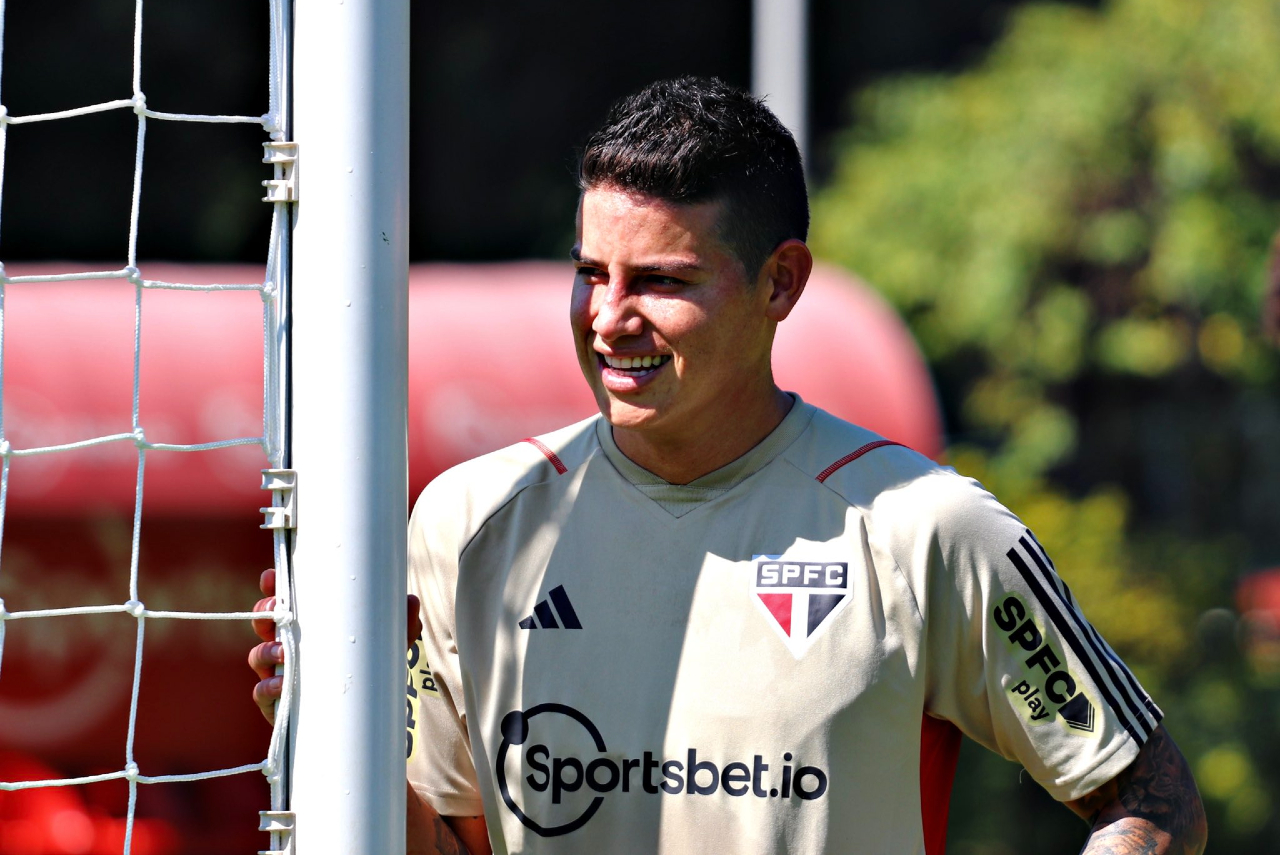 James se apoia na trave durante treino do São Paulo