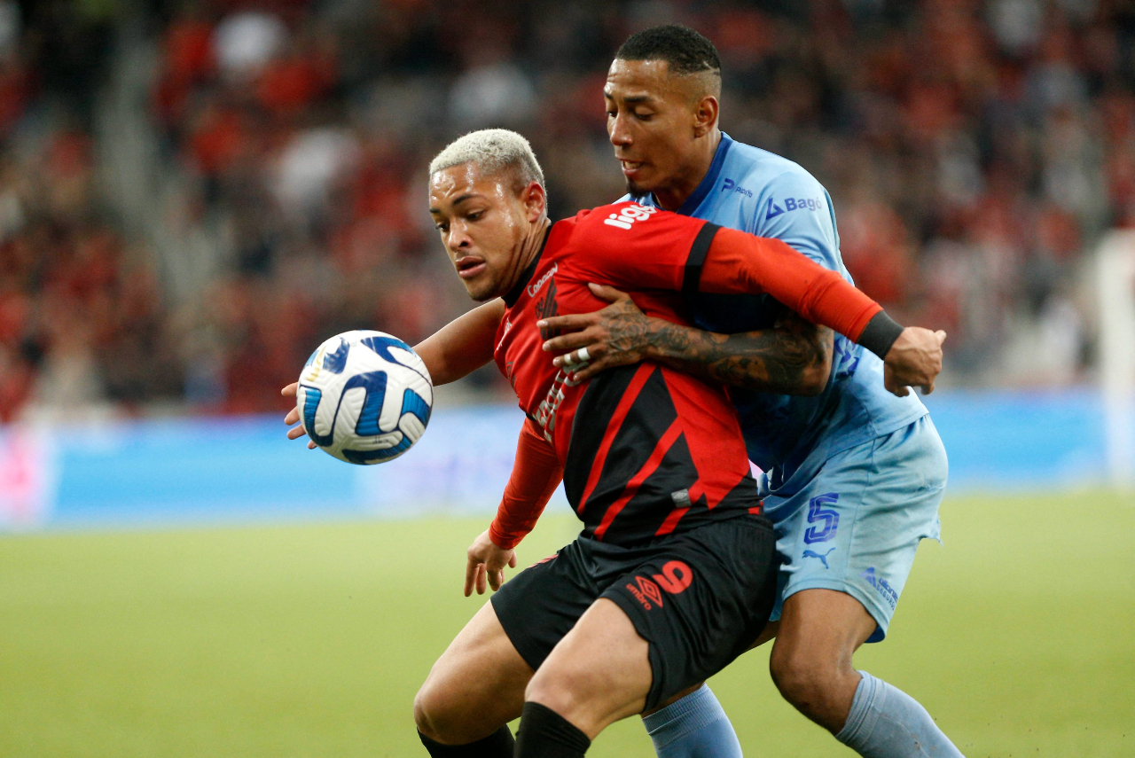 Vitor Roque disputa bola no jogo do Athletico contra o Bolívar