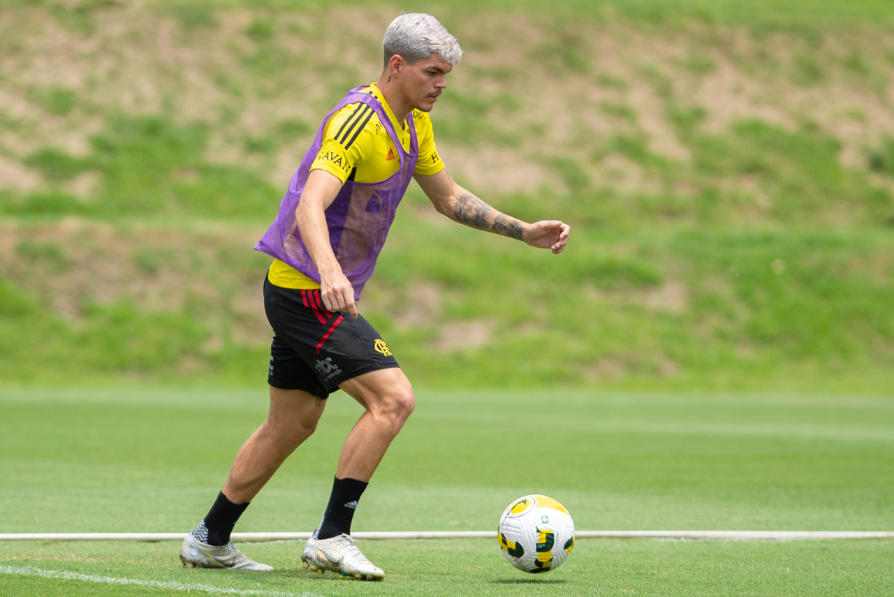 Ayrton Lucas em treino do Flamengo