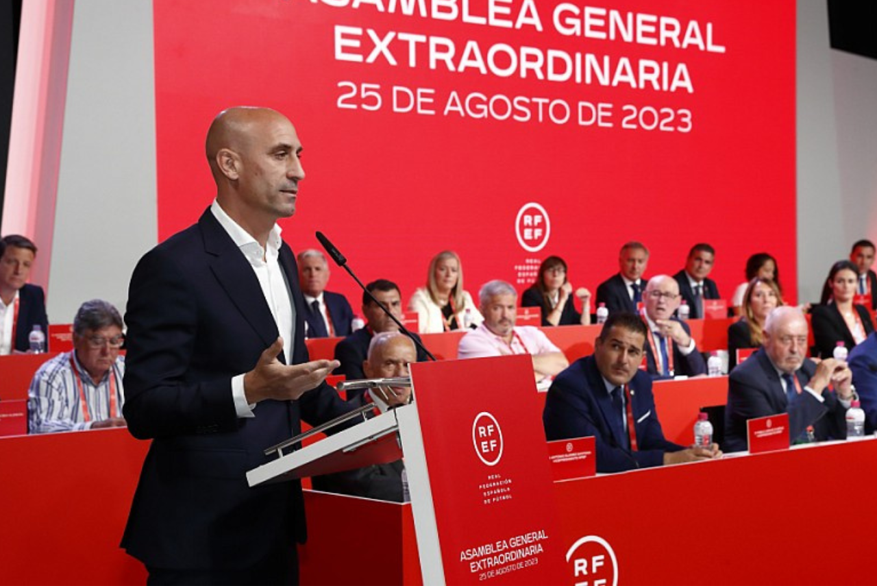 Luis Rubiales foi alvo de manifesto após pronunciamento sobre caso de assédio (Foto: RFEF/Divulgação)