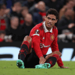 Zagueiro Varane se machucou na partida do último sábado (26), contra o Nottingham Forest (Foto: Manchester United/Divulgação)