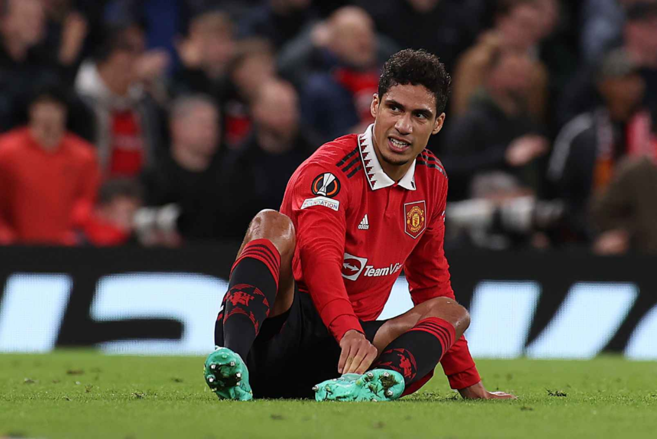 Zagueiro Varane se machucou na partida do último sábado (26), contra o Nottingham Forest (Foto: Manchester United/Divulgação)
