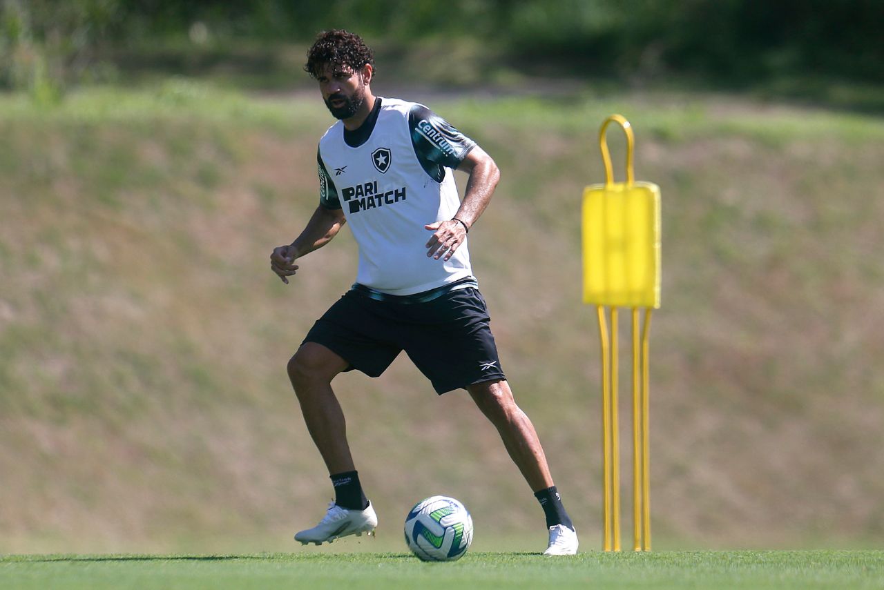 Diego Costa em treino do Botafogo