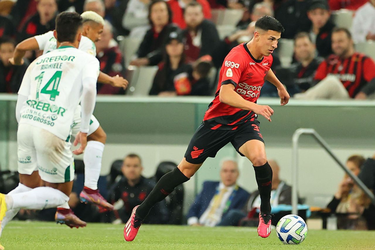 Jogador do Athletico disputa bola com marcador rival