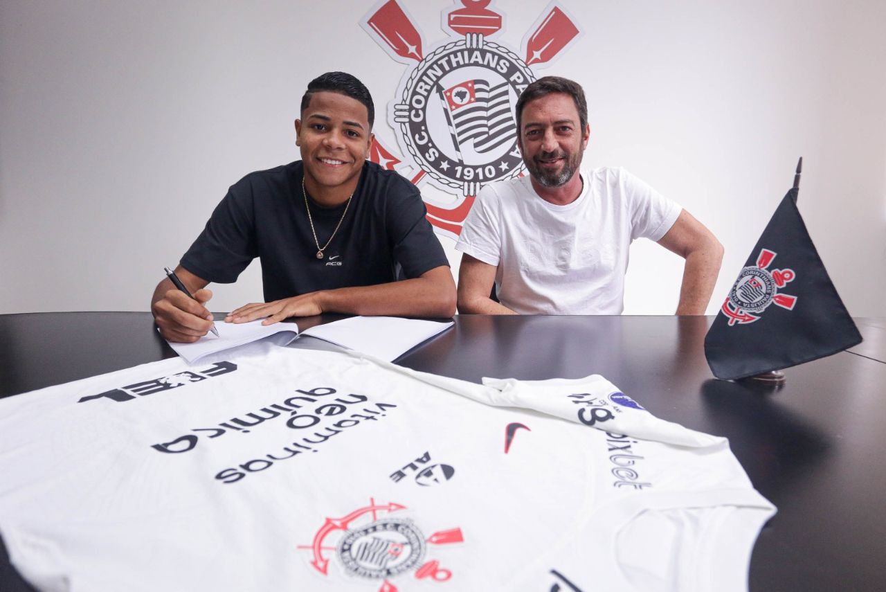 Wesley assina novo contrato com o Corinthians