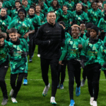 O astro Mbappé cultiva um vínculo estreito com a comunidade que o formou na periferia de Paris (Foto: Twitter/Reprodução)