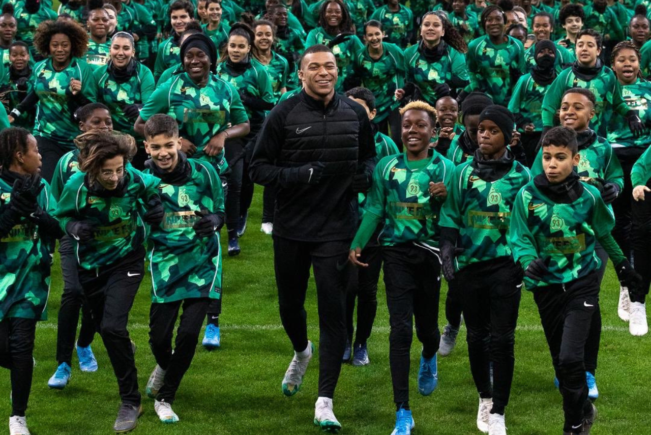 O astro Mbappé cultiva um vínculo estreito com a comunidade que o formou na periferia de Paris (Foto: Twitter/Reprodução)