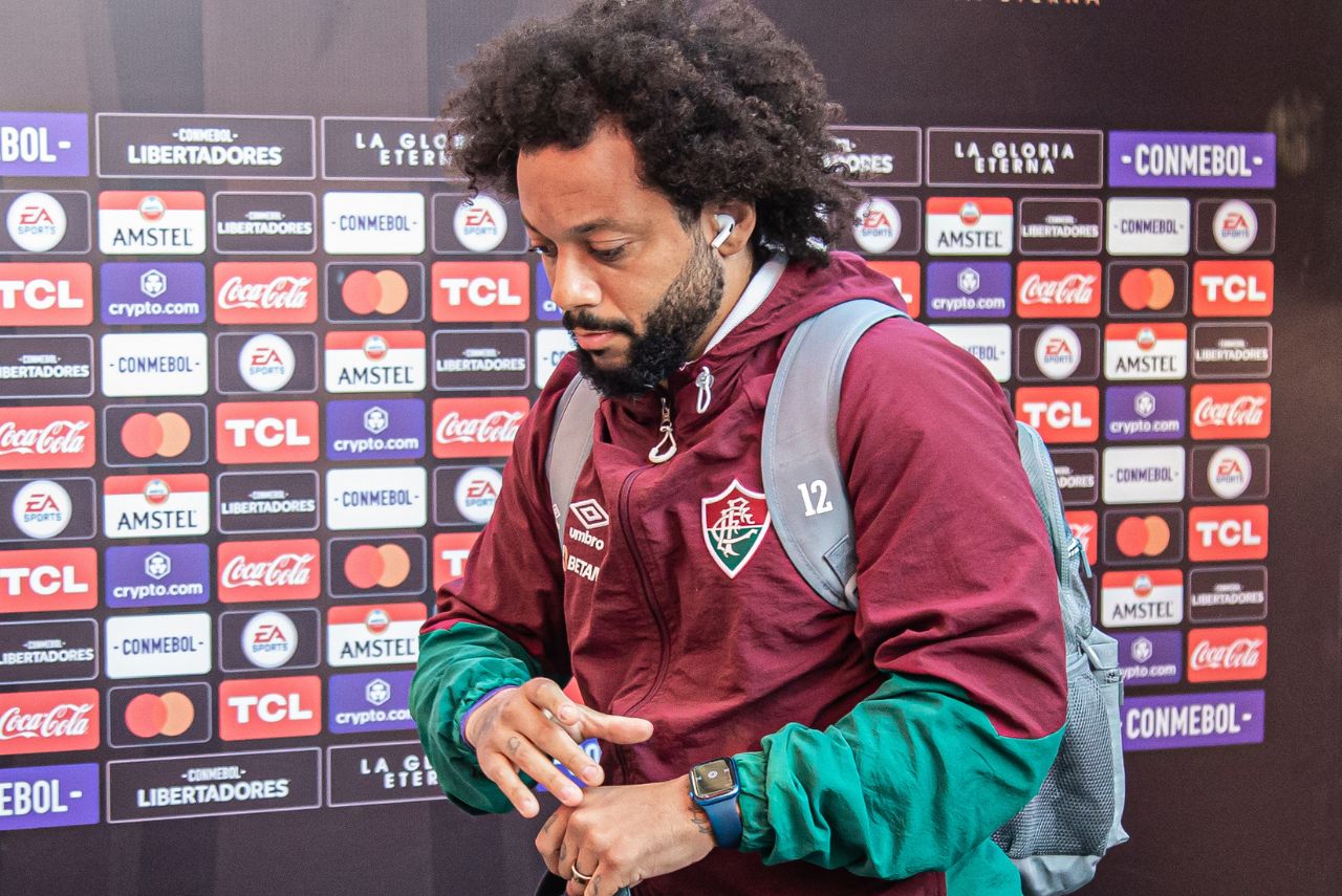 Marcelo foi expulso após lesionar acidentalmente Sánches (Foto: Marcelo Gonçalves/Fluminense)