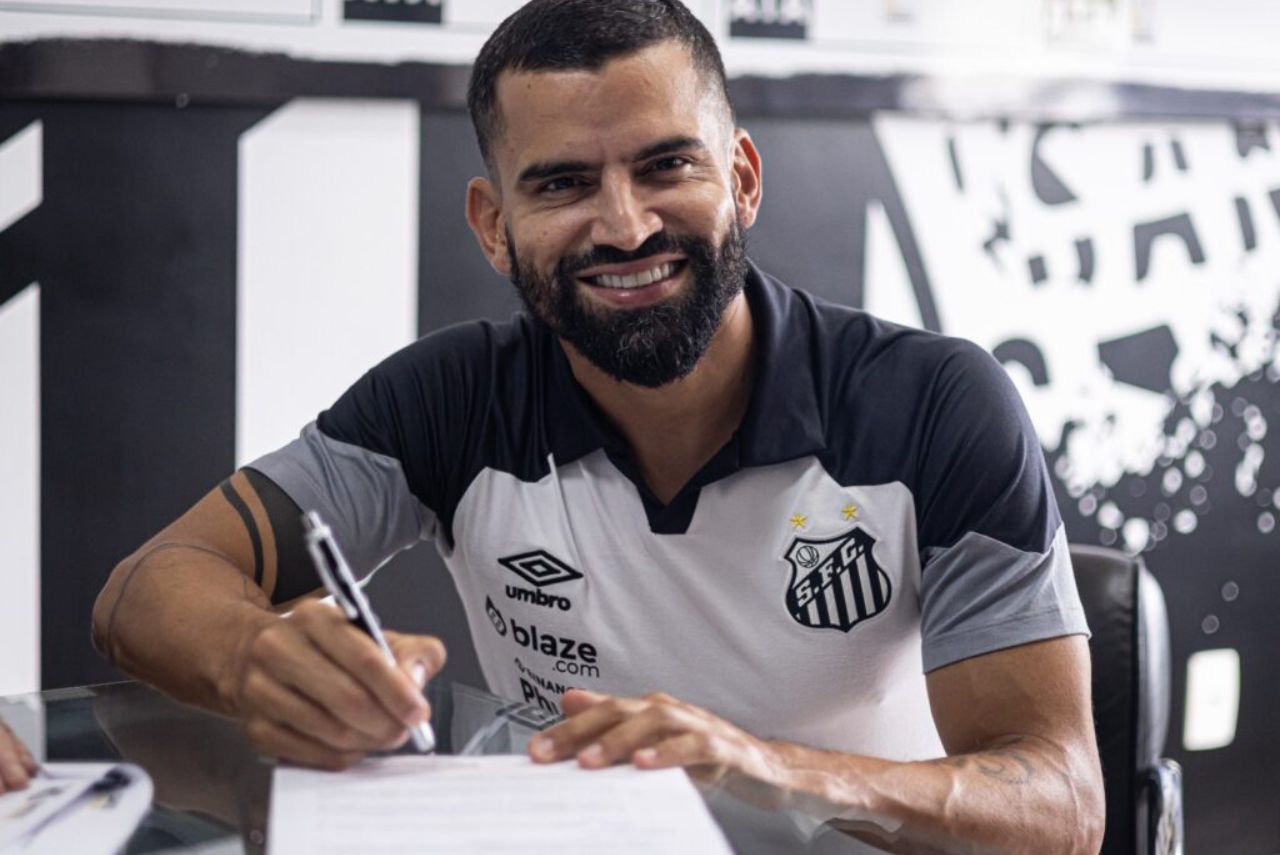 Volante sorri no momento de assinatura com o Santos