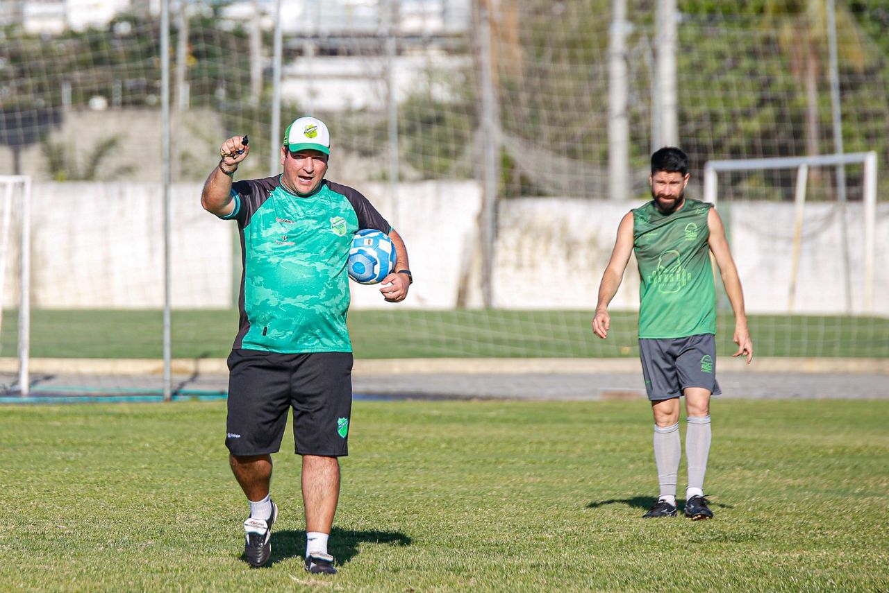 Técnico Matheus Costa em treinamento do Floresta