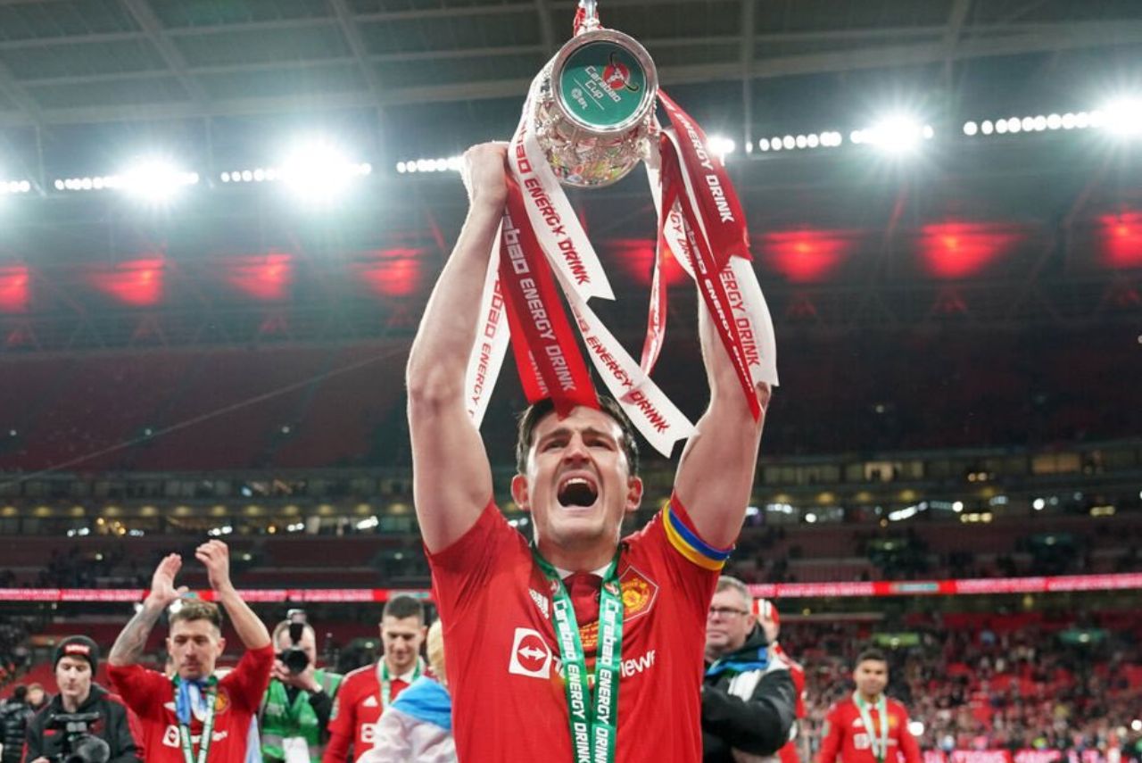 Maguire erguendo a taça da Copa da Liga Inglesa pelo Manchester United
