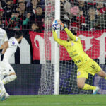 Cássio defende bola no jogo entre Corinthians e Newell's