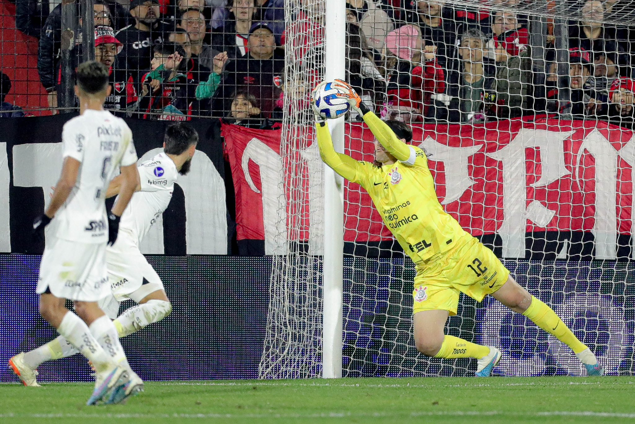 Cássio defende bola no jogo entre Corinthians e Newell's