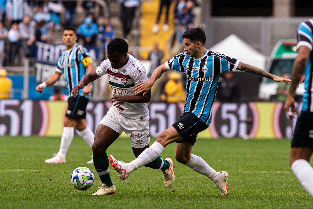 Jogadores de Grêmio e Fluminense na disputa pela bola