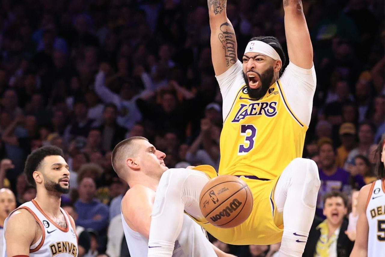 Anthony Davis pendurado na cesta após enterrada pelo Lakers