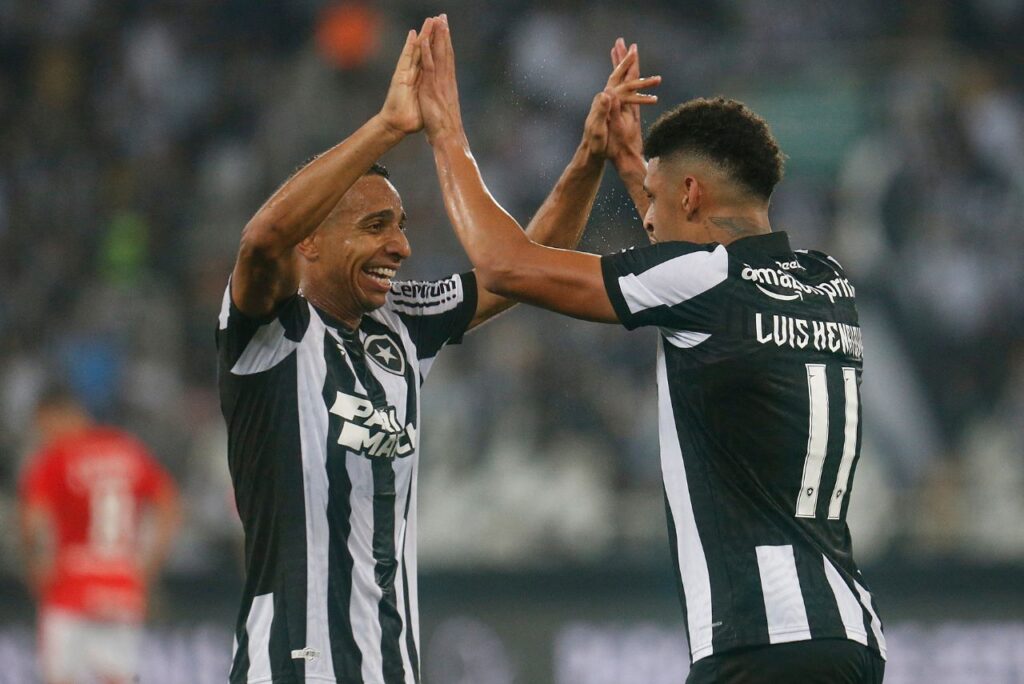 Victor Sá e Luis Henrique comemoram gol do Botafogo - Série A