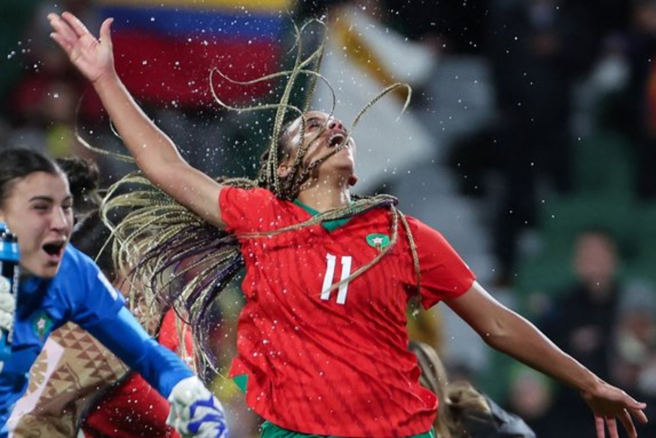 Jogadora do Marrocos comemorando a classificação na Copa do Mundo Feminina 2023