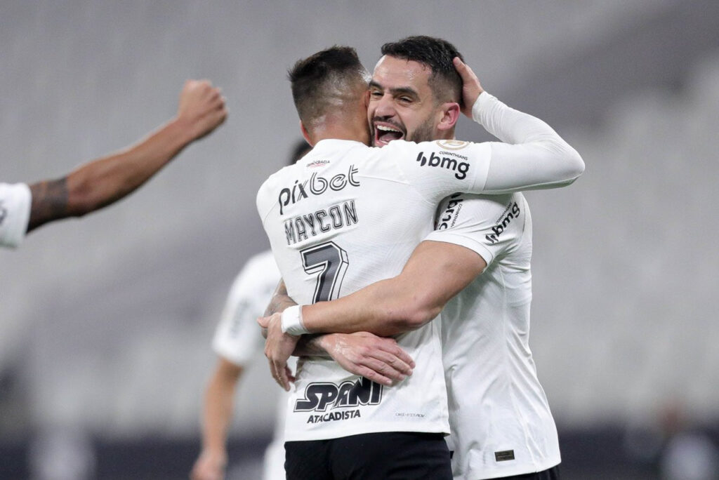 Maycon comemora gol de empate pela Série A