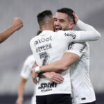 Maycon comemora gol de empate pela Série A