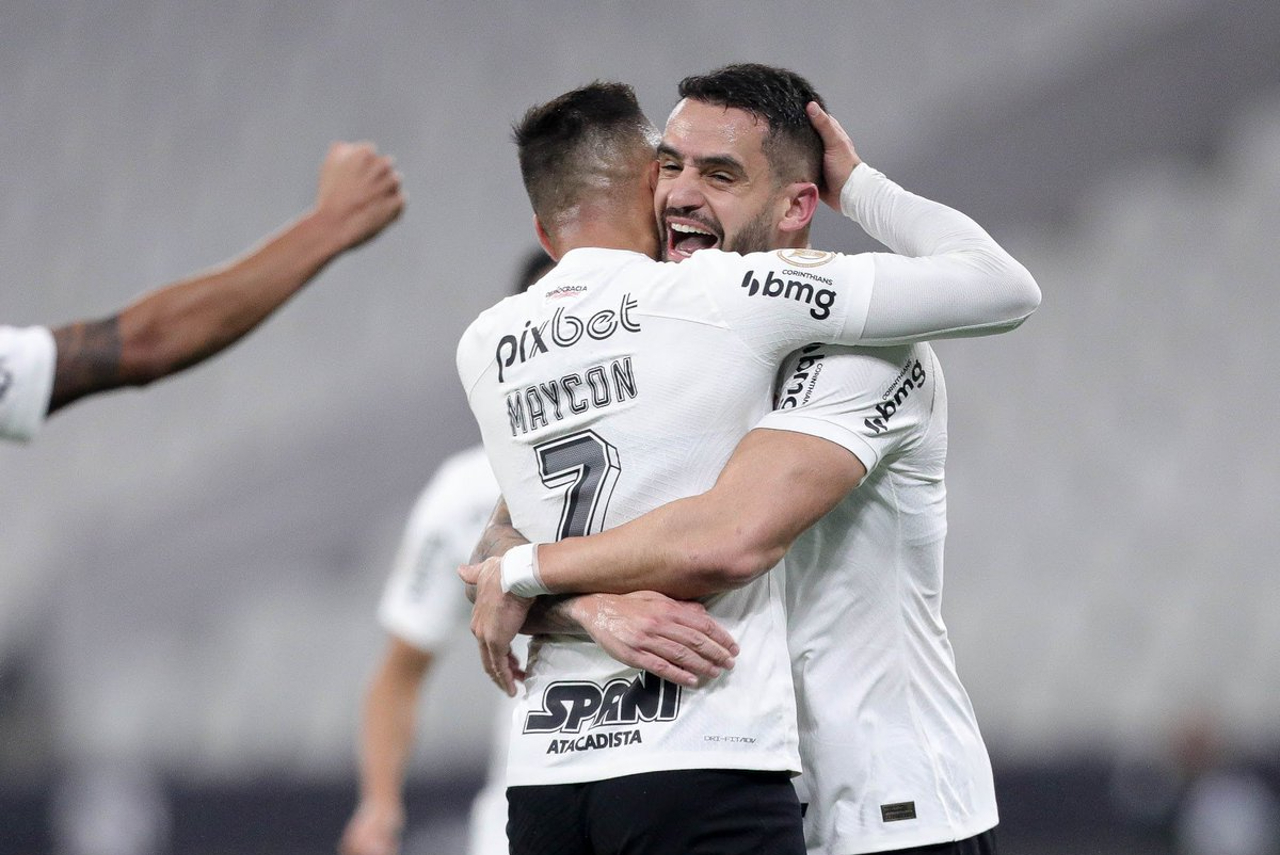 Maycon comemora gol de empate pela Série A