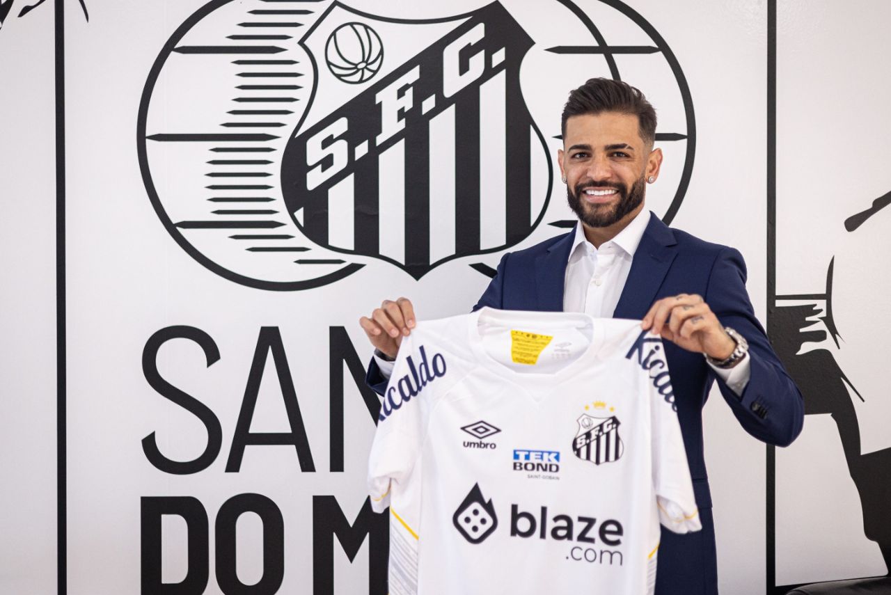 Júnior Caiçara posa com a camisa do Santos