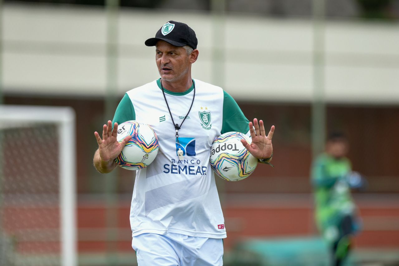 Lisca comandando treino no América-MG em 2020