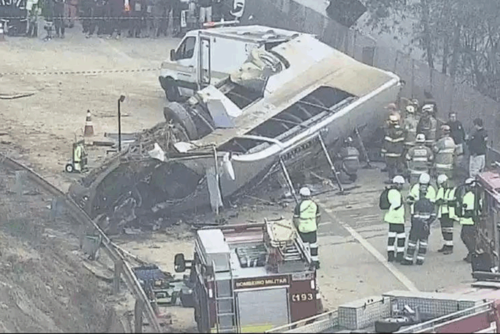 Ônibus tombou na Rodovia Fernão Dias; oito pessoas morreram e 27 ficaram feridas (Foto: Twitter/Reprodução)