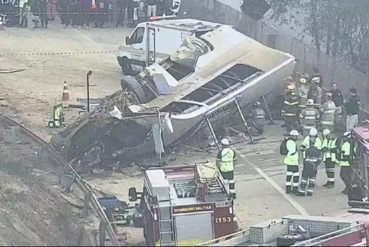 Ônibus tombou na Rodovia Fernão Dias; oito pessoas morreram e 27 ficaram feridas (Foto: Twitter/Reprodução)