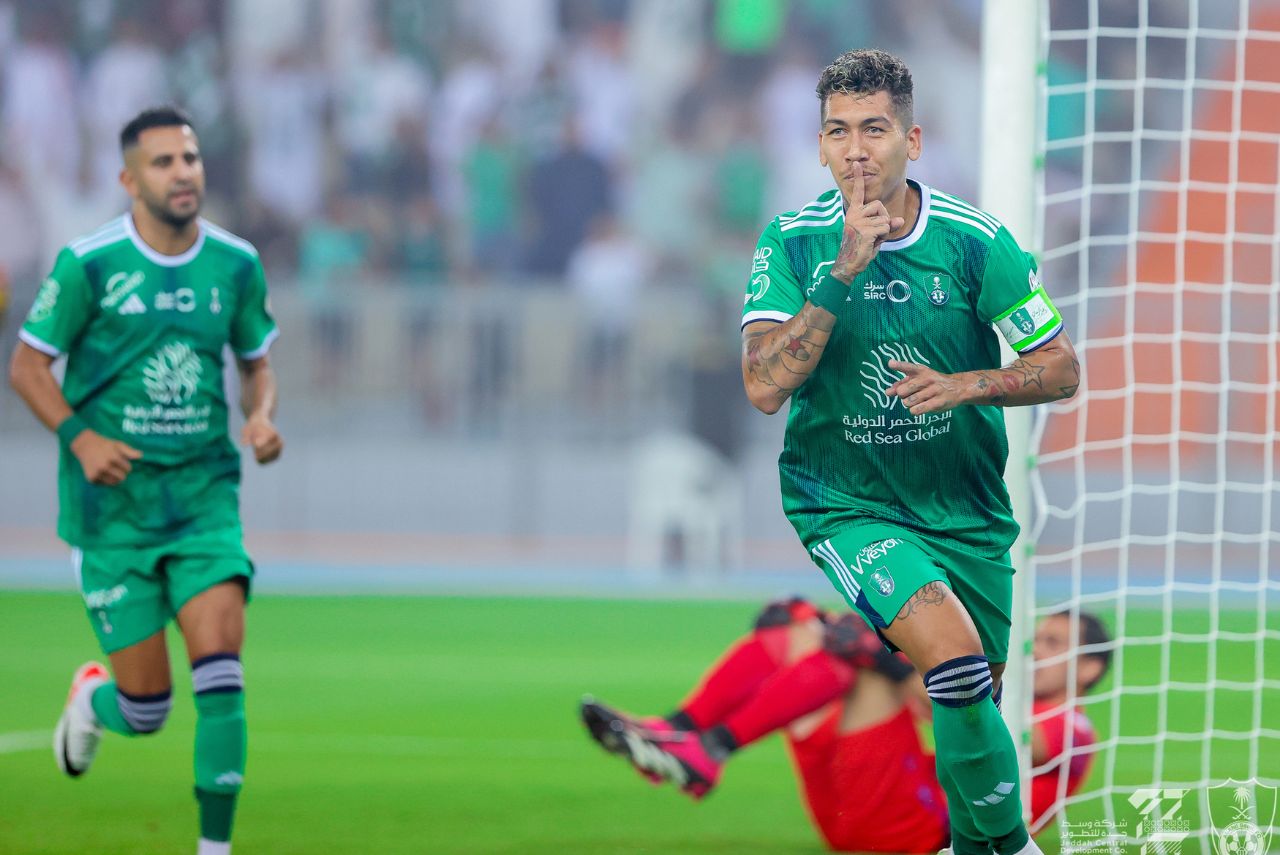 Firmino comemora gol pelo Al-Ahli